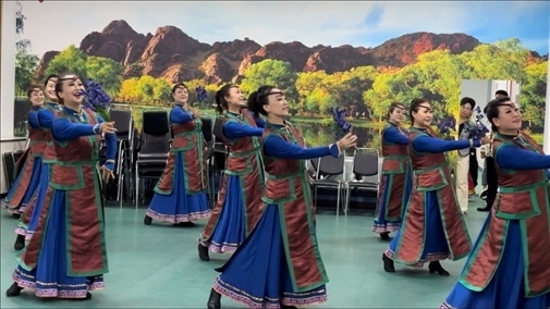 臨潢家園社區(qū)居民在烏蘭牧騎排練廳編排舞蹈。人民網(wǎng)記者 金洪花攝