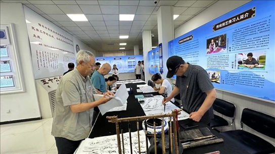 臨潢家園社區(qū)居民在書法練習(xí)室練習(xí)書法。人民網(wǎng)記者 金洪花攝