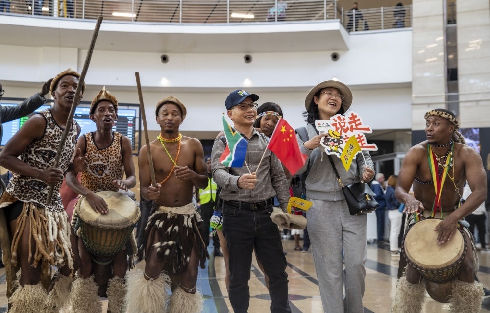 在南非約翰內(nèi)斯堡坦博國際機(jī)場，南非舞蹈演員歡迎中國試點(diǎn)恢復(fù)出境團(tuán)隊(duì)旅游后首批抵達(dá)南非的中國游客（2023年3月29日攝）。