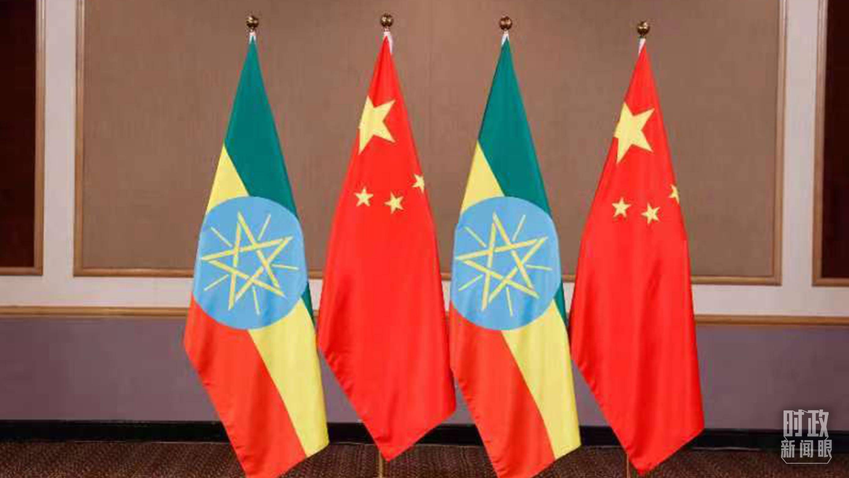 △會(huì)見(jiàn)現(xiàn)場(chǎng)的中國(guó)、埃塞兩國(guó)國(guó)旗。（總臺(tái)央視記者耿小龍拍攝）