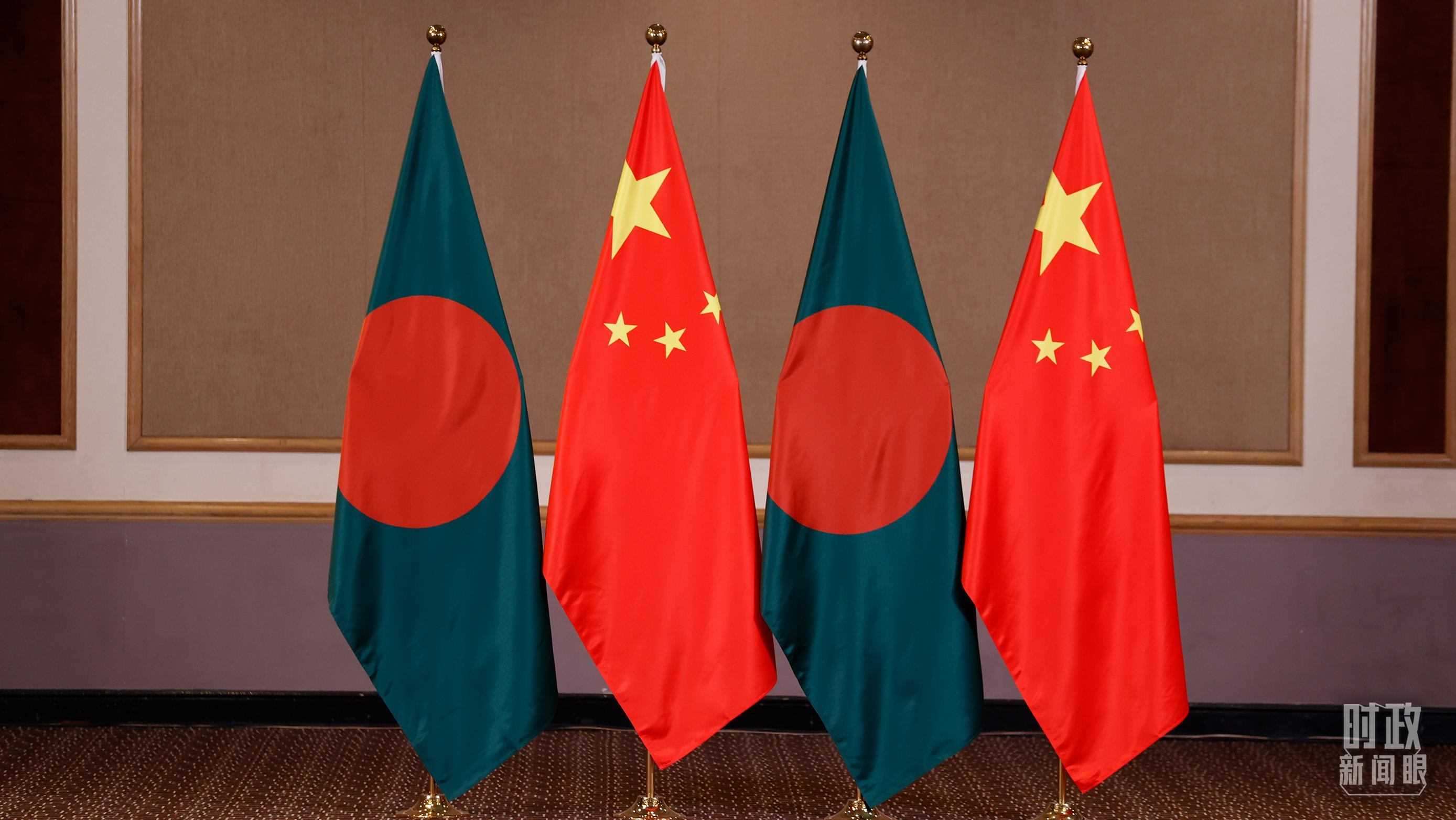 △會(huì)見(jiàn)現(xiàn)場(chǎng)的中孟兩國(guó)國(guó)旗。（總臺(tái)央視記者耿小龍拍攝）