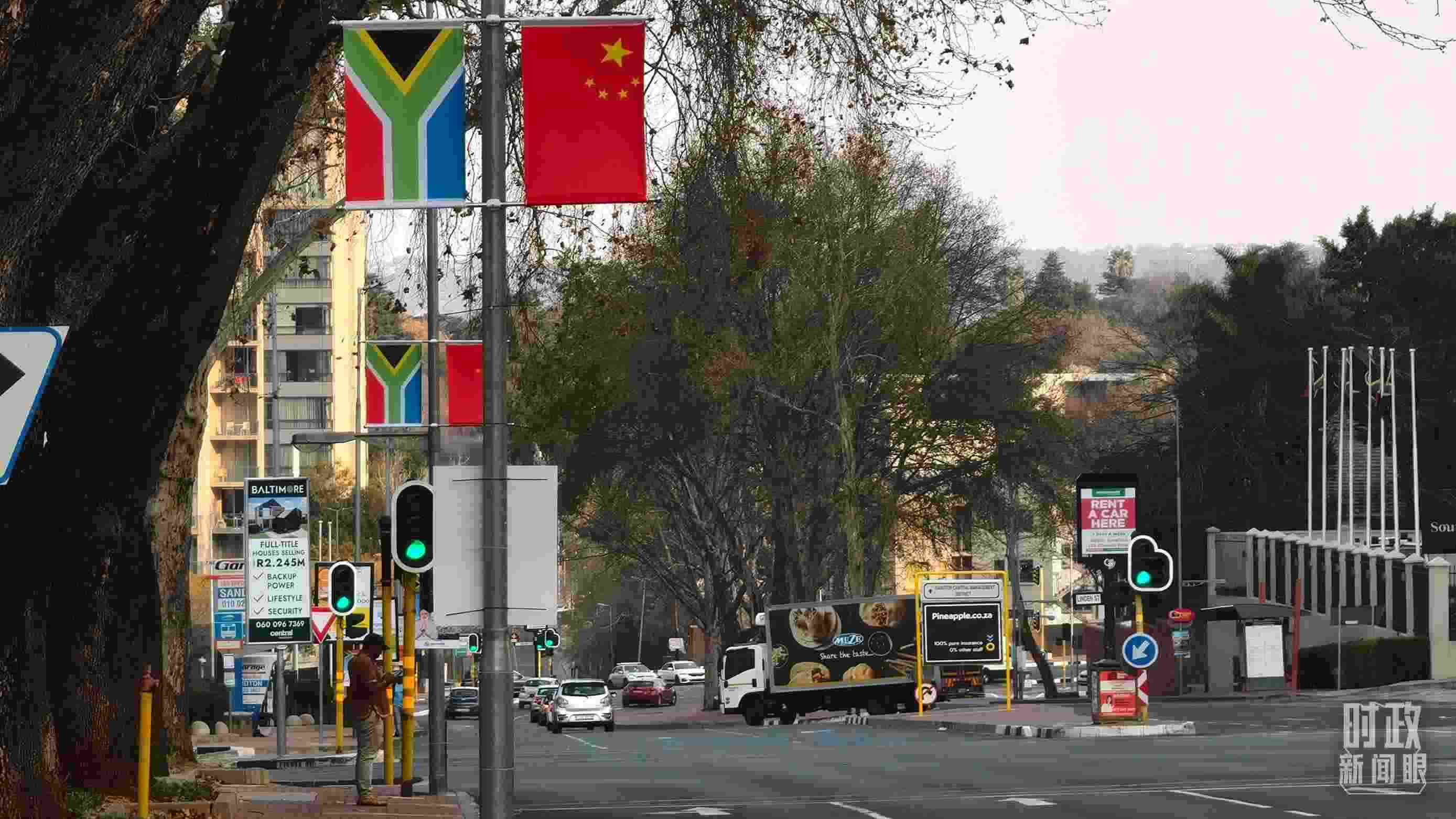 △約翰內(nèi)斯堡街道兩側(cè)懸掛的中國(guó)國(guó)旗。（總臺(tái)央視記者韓銳拍攝）