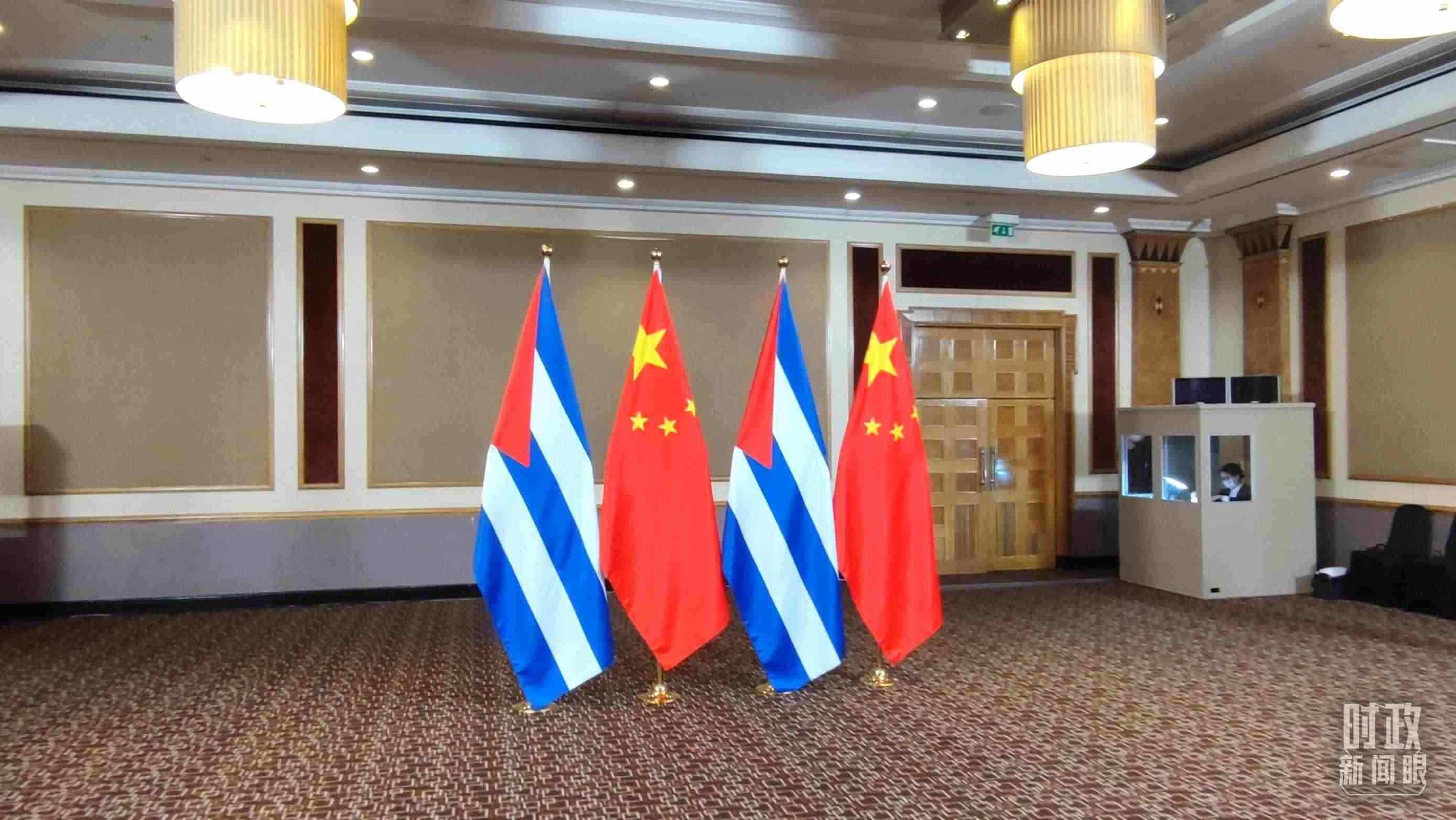 △會(huì)見(jiàn)現(xiàn)場(chǎng)的中古兩國(guó)國(guó)旗。（總臺(tái)央視記者耿小龍拍攝）