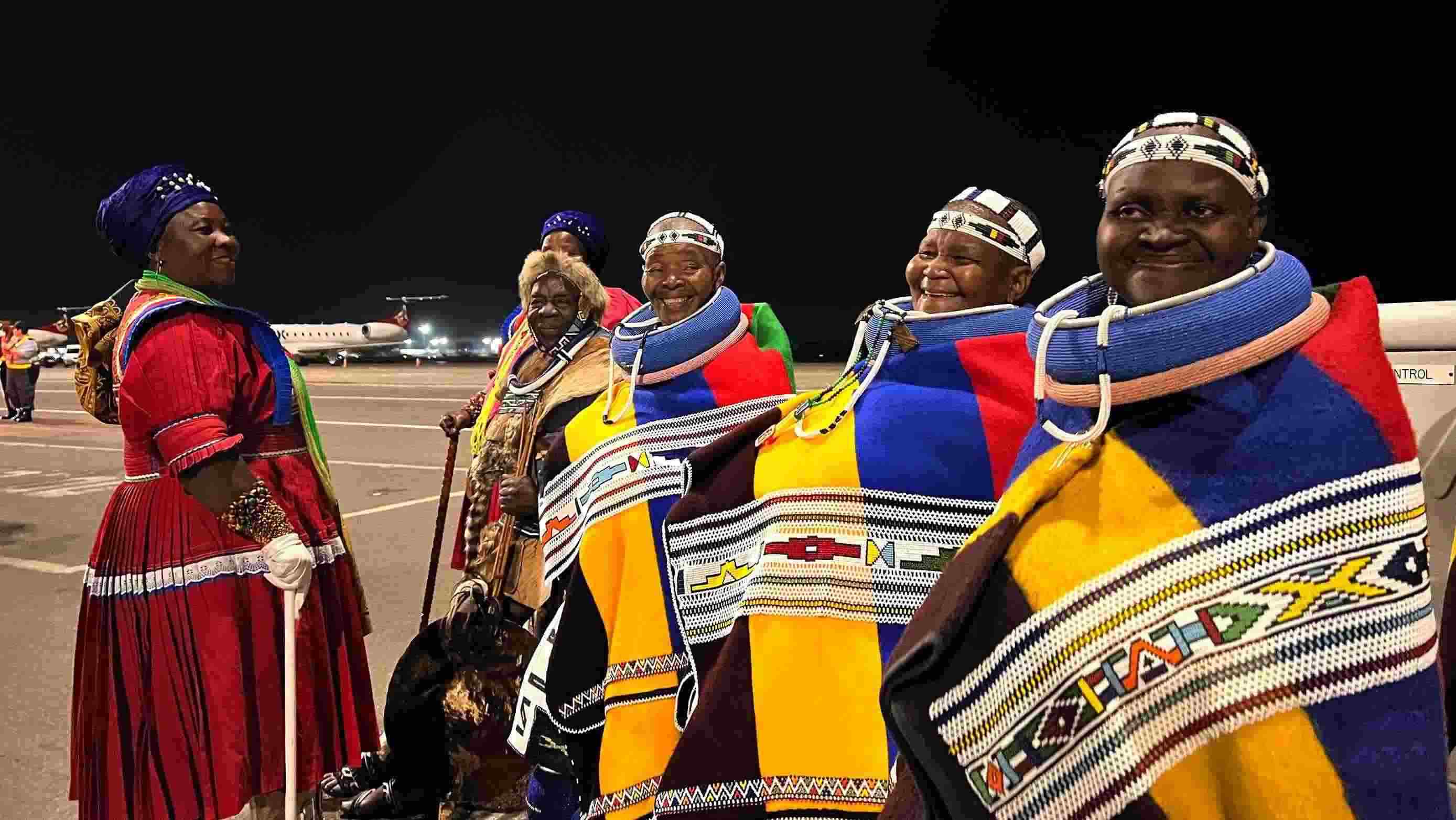 當(dāng)?shù)貢r(shí)間2023年8月21日晚，習(xí)近平主席乘坐的專機(jī)抵達(dá)南非約翰內(nèi)斯堡坦博國(guó)際機(jī)場(chǎng)，這是身穿民族服飾迎接的當(dāng)?shù)厝罕姟? width=