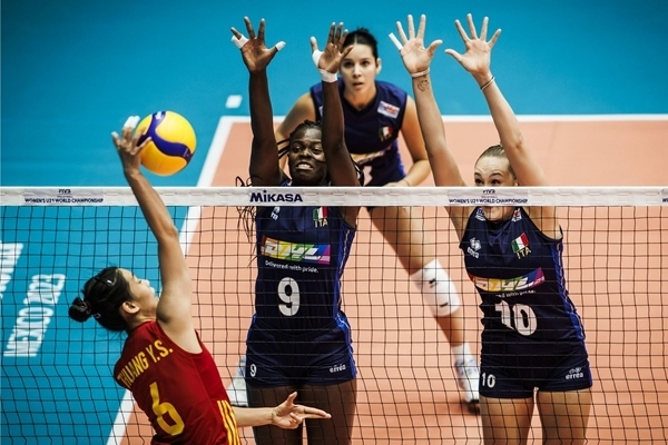 中國(guó)隊(duì)球員莊宇珊(左)在比賽中。圖片來(lái)源：國(guó)際排聯(lián)