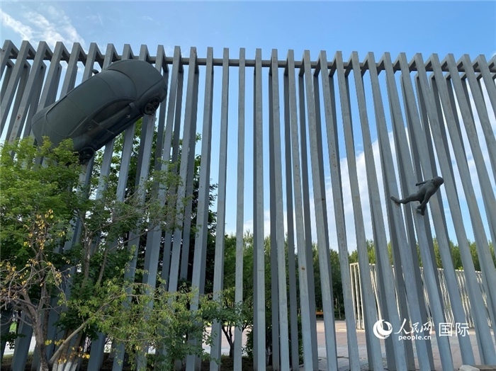 長(zhǎng)春國(guó)際汽車(chē)公園中的立體雕塑。人民網(wǎng) 宋歌攝