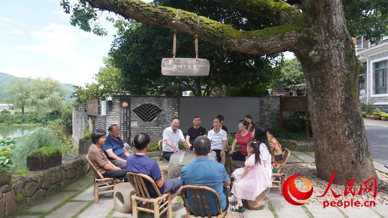 余杭區(qū)徑山鎮(zhèn)小古城村村民在“樟樹下議事”。人民網(wǎng)肖聰聰攝