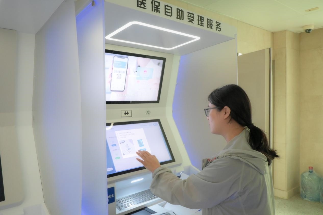 醫(yī)保自助受理服務(wù)機為市民辦理事項提供了又一選擇途徑。人民網(wǎng)記者 張麗瑋攝