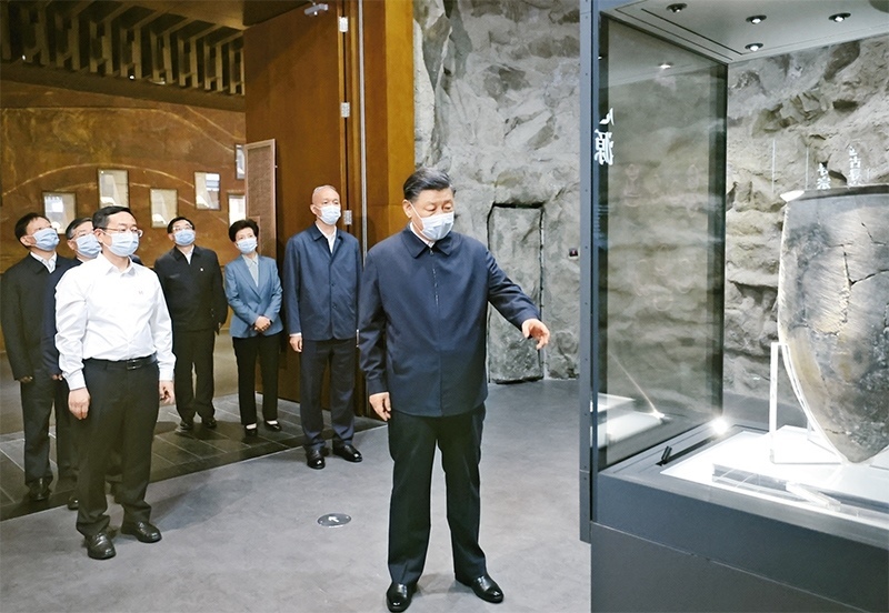 2023年6月2日，中共中央總書記、國家主席、中央軍委主席習(xí)近平在北京出席文化傳承發(fā)展座談會并發(fā)表重要講話。這是座談會前，習(xí)近平2日下午在中國歷史研究院考察。 新華社記者 鞠鵬/攝