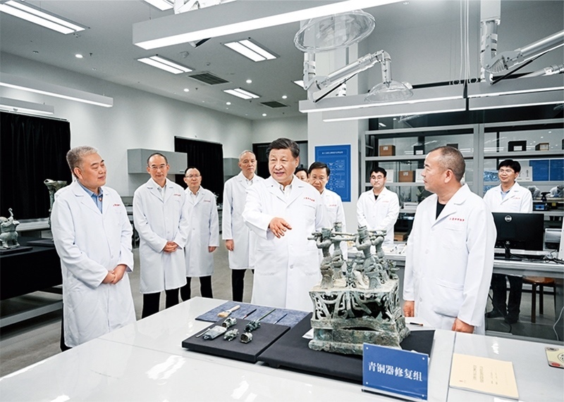 2023年7月25日至27日，中共中央總書記、國家主席、中央軍委主席習(xí)近平在四川考察。這是26日下午，習(xí)近平在位于德陽市廣漢市的三星堆博物館文物保護(hù)與修復(fù)館，同現(xiàn)場工作人員親切交流。 新華社記者 謝環(huán)馳/攝