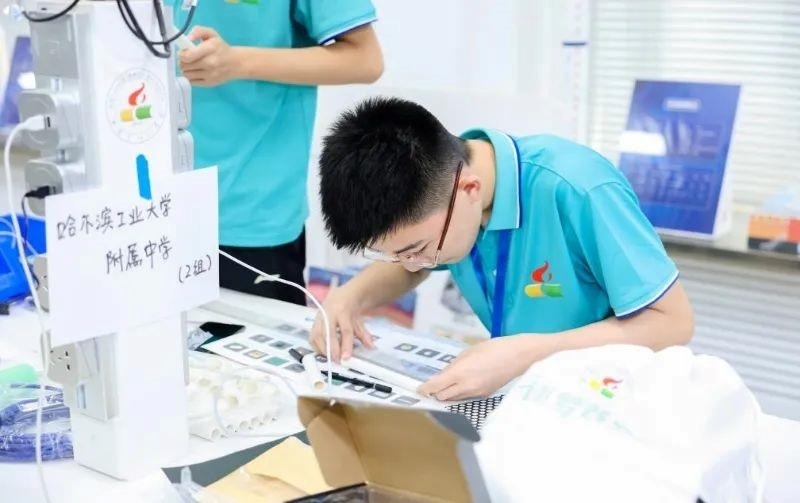 △今年7月，“逐夢(mèng)蒼穹”科技主題教育活動(dòng)在北京市八一學(xué)校舉辦。來自全國各地的百余名師生，在動(dòng)手實(shí)踐中學(xué)習(xí)航天知識(shí)、提高創(chuàng)新能力。