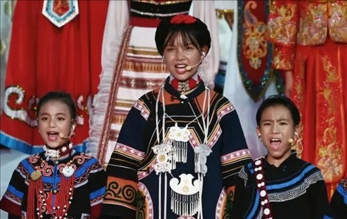 △今年7月，在成都大運(yùn)會(huì)開幕式上，從大山深處走來的孩子們，自信地站在舞臺(tái)中央，以歌聲表達(dá)對(duì)未來的憧憬。