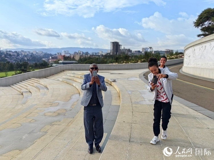 亞的斯亞貝巴友誼廣場的游客與人民網(wǎng)記者互動。人民網(wǎng)記者 陳星星攝