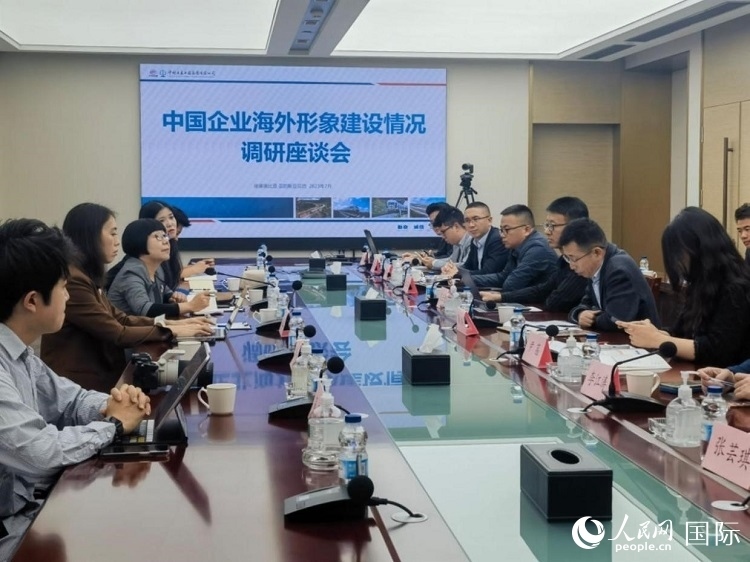 埃塞俄比亞中國商會企業(yè)代表與人民網(wǎng)記者座談。人民網(wǎng)記者 劉寧攝