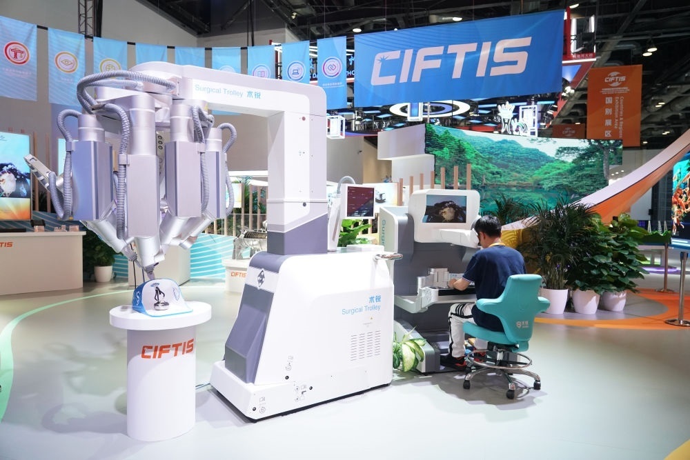 這是9月1日在國家會(huì)議中心拍攝的一款單孔腔鏡手術(shù)機(jī)器人。新華社記者 任超 攝