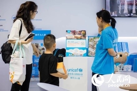 9月2日，觀眾駐足聯(lián)合國兒童基金會(huì)展館。圖片由聯(lián)合國兒童基金會(huì)提供