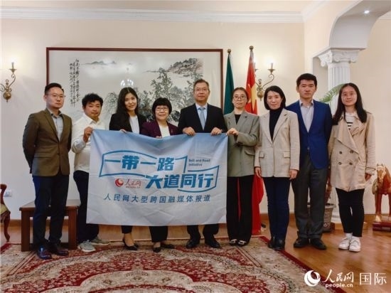胡長春大使、駐非盟使團工作人員與人民網(wǎng)記者合影。