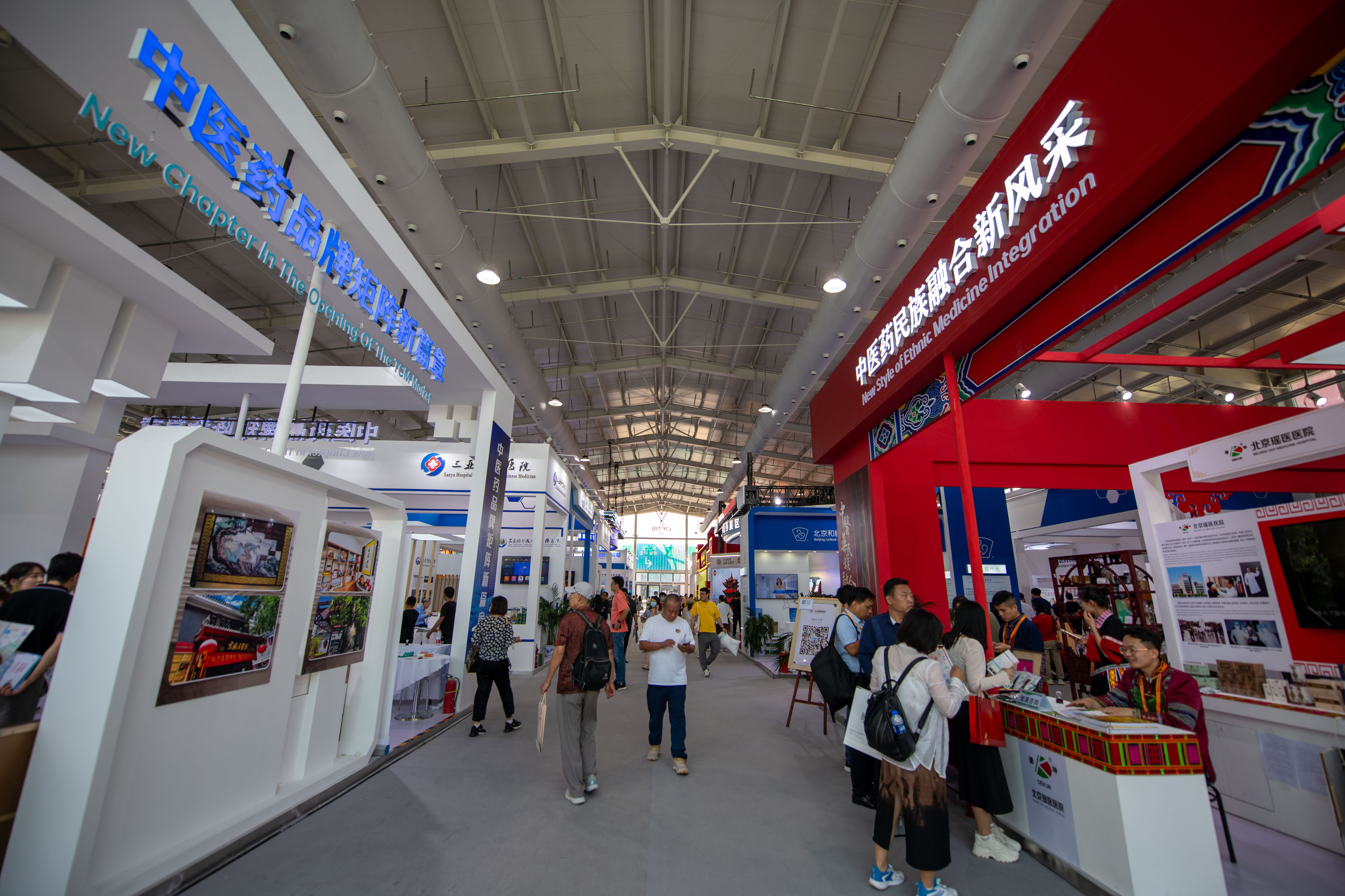 在位于首鋼園的健康衛(wèi)生服務(wù)展區(qū)，觀眾正在參觀。人民網(wǎng)記者 翁奇羽攝