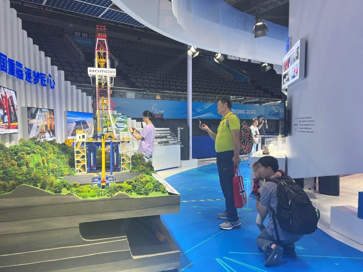 觀展群眾在國家體育館環(huán)境服務(wù)展區(qū)。人民網(wǎng) 歐陽易佳攝