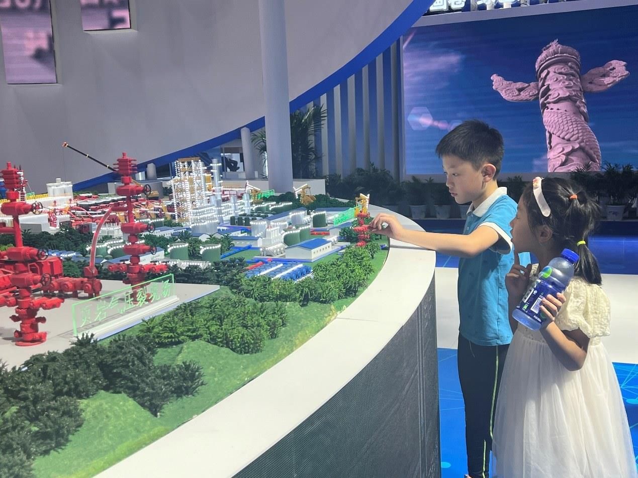 小朋友正在觀看展覽模型。人民網(wǎng) 歐陽易佳攝