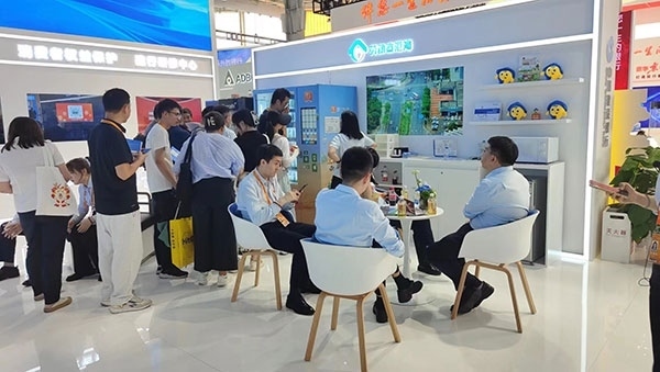 銀行機(jī)構(gòu)“勞動(dòng)者港灣”的服務(wù)理念，吸引觀展群眾上前咨詢。人民網(wǎng)記者 李彤?dāng)z