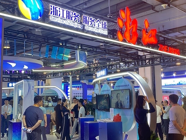 在浙江省交易團(tuán)展區(qū)，數(shù)字支付技術(shù)吸引了觀展群眾的目光。人民網(wǎng)記者 李彤?dāng)z