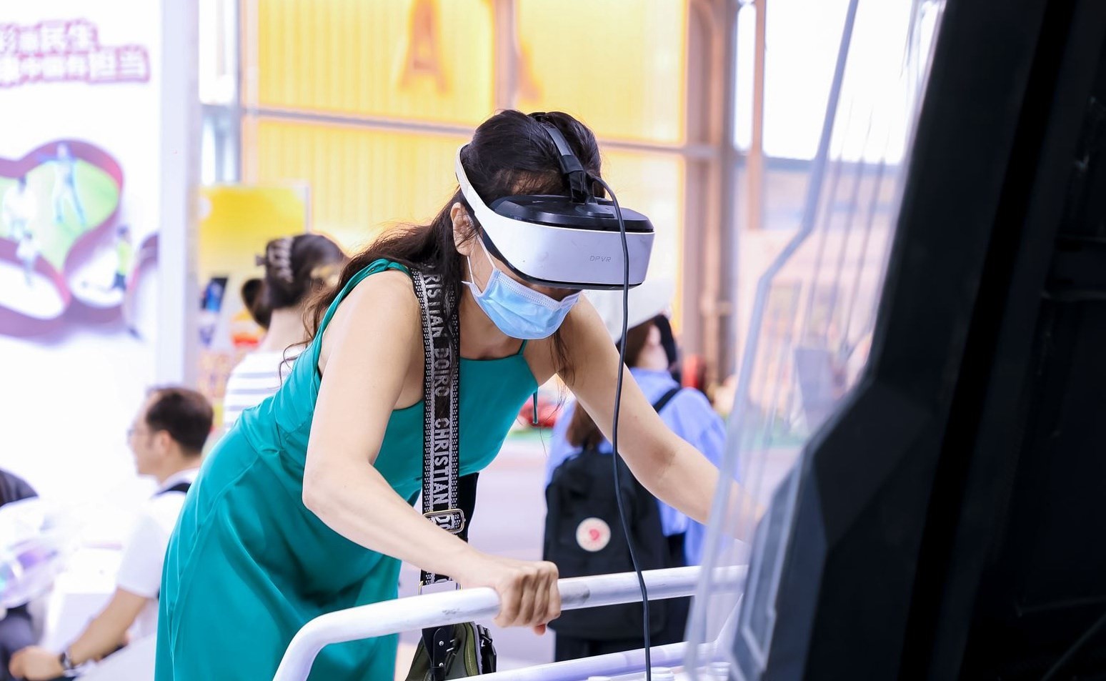 觀眾參與AI體驗(yàn)。圖片來(lái)源：中國(guó)國(guó)際服務(wù)貿(mào)易交易會(huì)