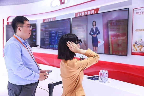 在工商銀行展臺，數(shù)字員工“工曉伴”與觀展游客互動。受訪者供圖