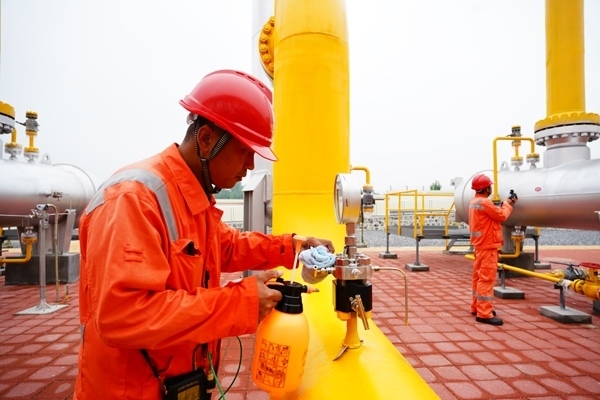 西氣東輸湖廣輸氣分公司員工在投產(chǎn)現(xiàn)場進行天然氣驗漏檢測。唐瑋峰攝