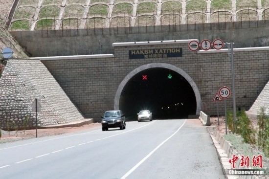 連接塔吉克斯坦南北的重要隧道之一哈特隆隧道由中國路橋承建，是塔國南北公路交通的重要干線道路，對促進塔吉克斯坦南北交流和國民經(jīng)濟發(fā)展具有重要意義。田冰攝