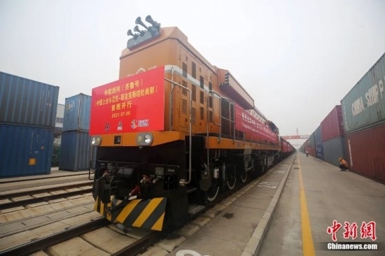 2021年7月5日，中國—上海合作組織地方經(jīng)貿(mào)合作示范區(qū)（簡稱“上合示范區(qū)”）前往塔吉克斯坦首都杜尚別的首班中歐班列（齊魯號）“上合快線”發(fā)出，從上合示范區(qū)青島多式聯(lián)運中心啟程，為中國及日本、韓國等周邊國家和地區(qū)與塔吉克斯坦經(jīng)貿(mào)往來提供了全新的物流解決方案。胡耀杰 攝