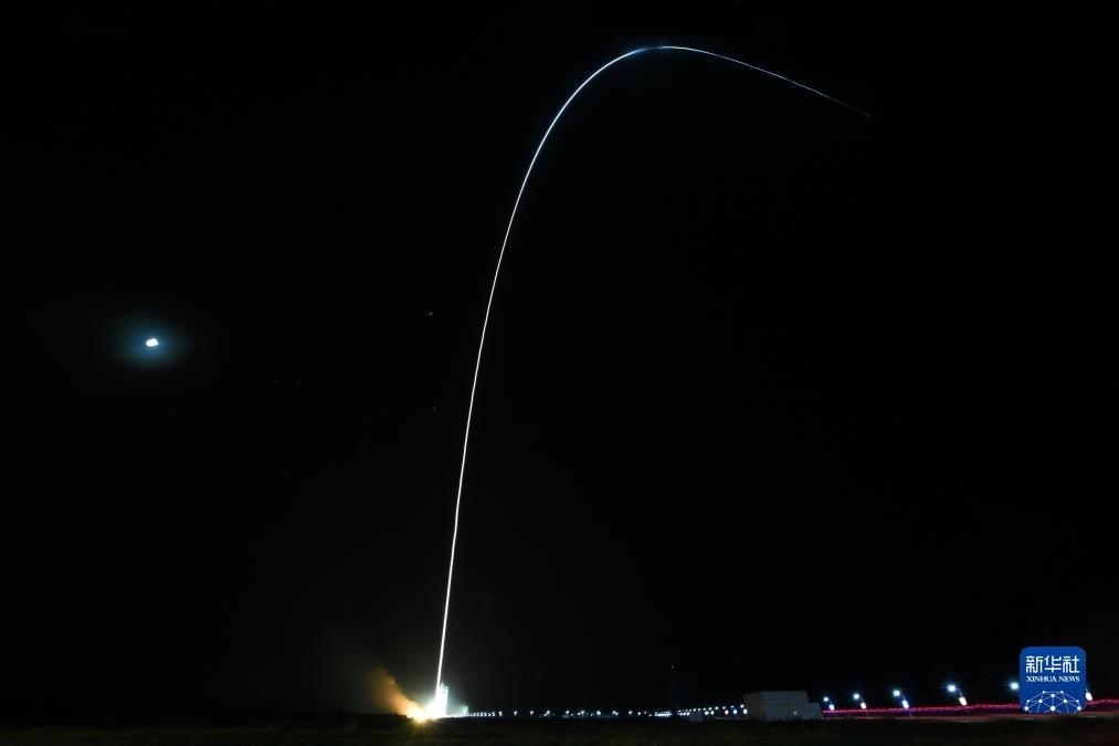 9月7日02時(shí)14分，我國(guó)在酒泉衛(wèi)星發(fā)射中心使用長(zhǎng)征四號(hào)丙運(yùn)載火箭，成功將遙感三十三號(hào)03星發(fā)射升空，衛(wèi)星順利進(jìn)入預(yù)定軌道，發(fā)射任務(wù)獲得圓滿(mǎn)成功。新華社發(fā)（汪江波 攝）