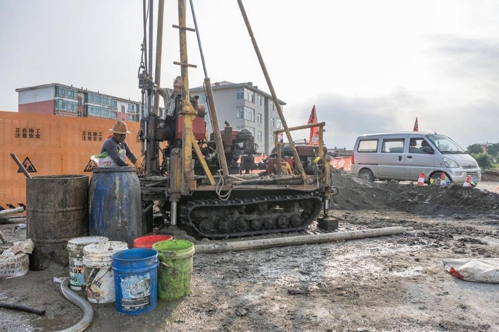 近日，在黑龍江省尚志市老街基鄉(xiāng)，施工人員正在作業(yè)。新華社記者 謝劍飛 攝