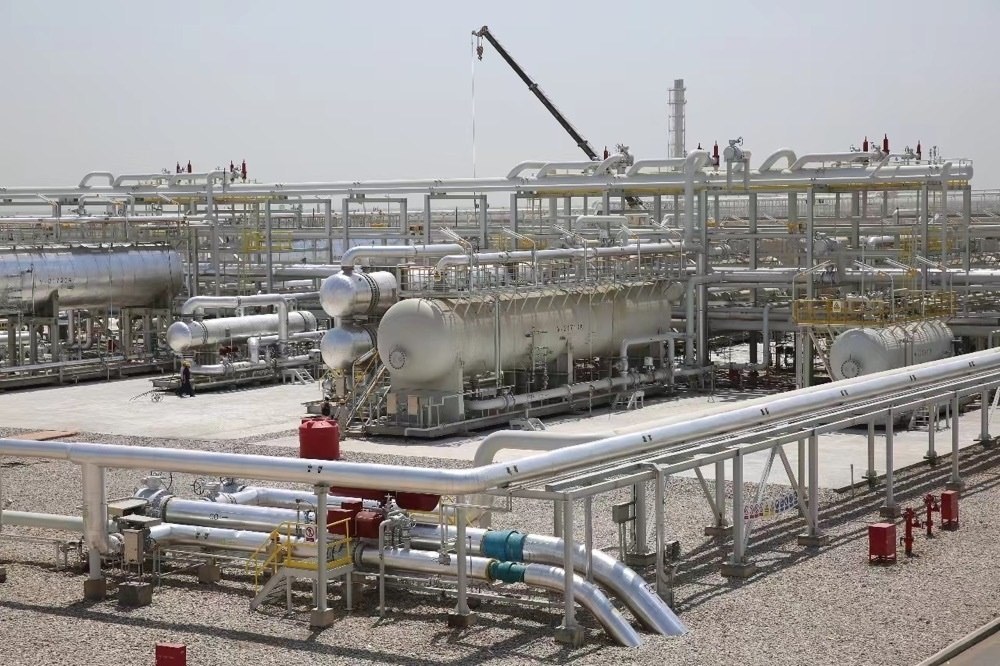 圖為位于伊拉克米桑省阿瑪拉市，由中國(guó)石油、道達(dá)爾、馬來(lái)西亞石油合資建設(shè)的哈法亞油田油氣處理站。中國(guó)石油哈法亞公司/供圖
