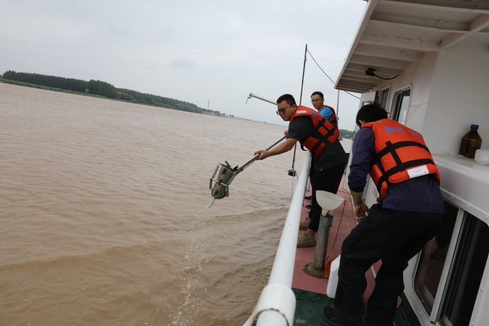 2023年6月29日，調(diào)水調(diào)沙期間，黃河下游利津水文站工作人員在進(jìn)行取沙作業(yè)。新華社記者 劉詩(shī)平 攝