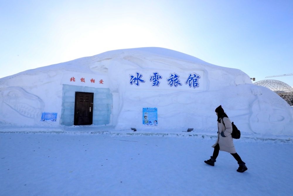 游客從北極村冰雪旅館的一個(gè)房間前走過（2018年1月31日攝）。