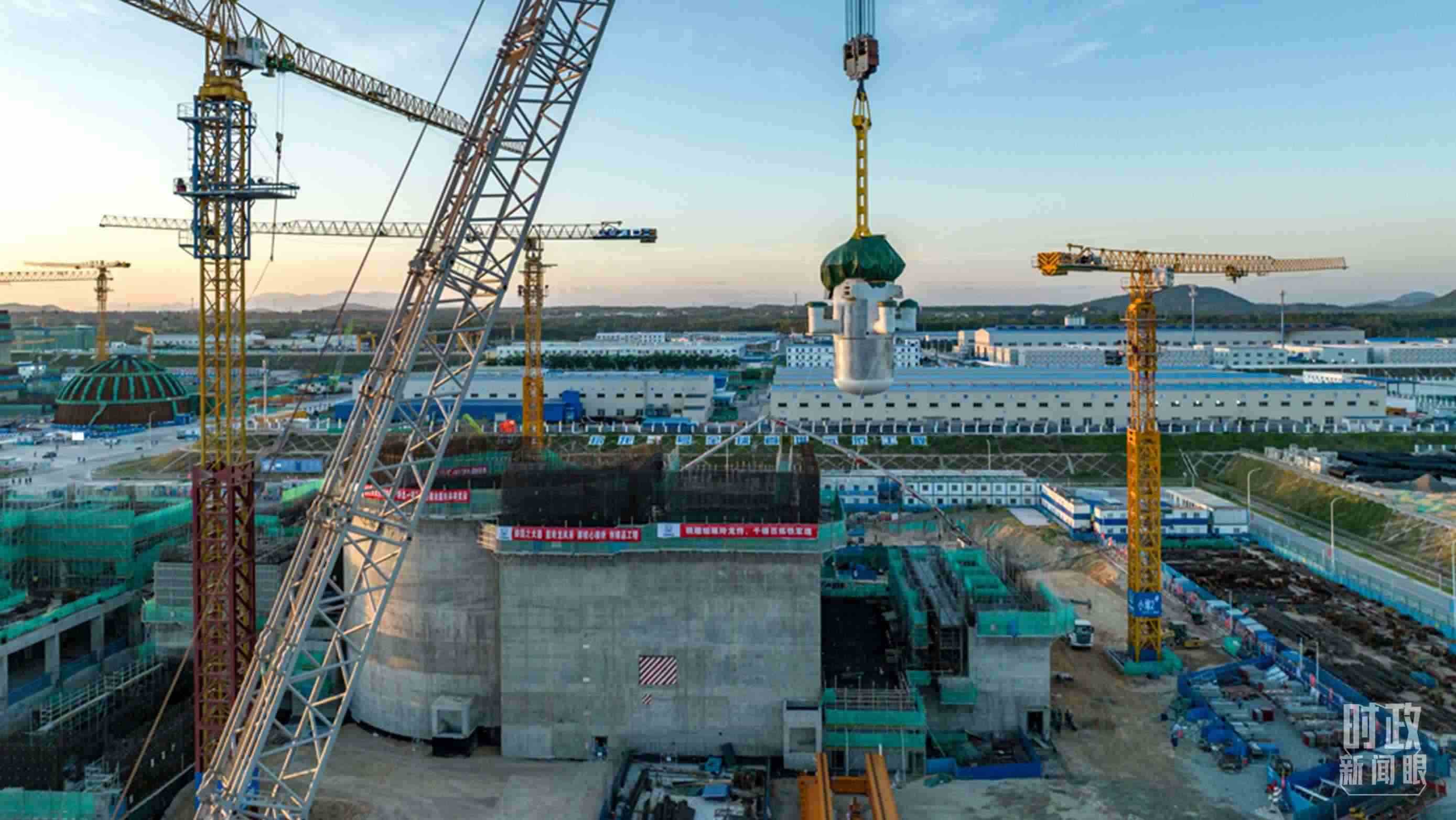 △8月10日，由中國第一重型機械股份公司承制的玲龍一號反應堆核心模塊“玲龍之心”成功吊裝。（圖/國務院國資委網(wǎng)站）