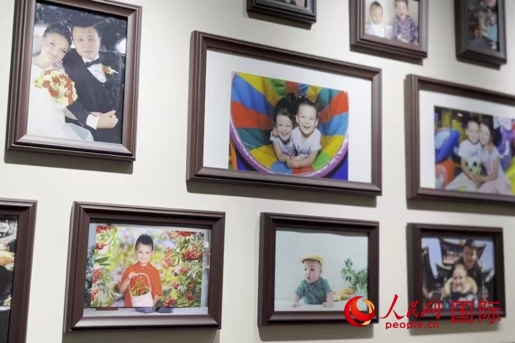 照片墻記錄每個(gè)幸福的瞬間。 人民網(wǎng) 皇甫萬里攝