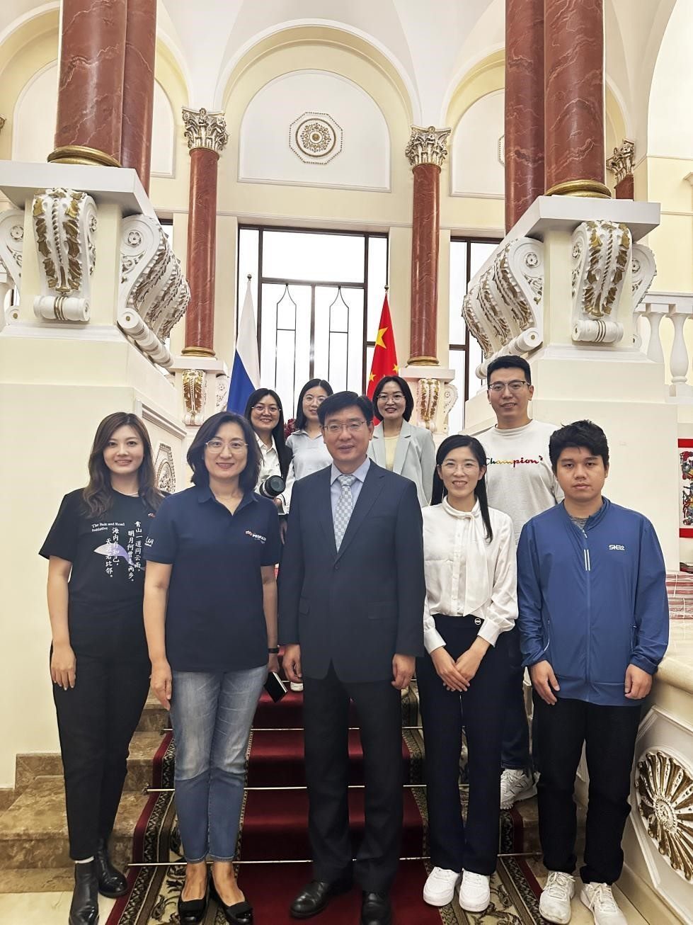 中國駐俄羅斯大使館公使銜文化參贊、莫斯科中國文化中心主任封立濤（前排中）與人民網(wǎng)記者合影。