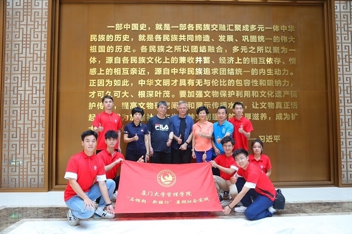 潘維廉和實踐隊師生在昌吉州博物館合影。主辦方供圖