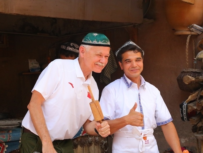 潘維廉和維吾爾族創(chuàng)業(yè)青年合影。主辦方供圖