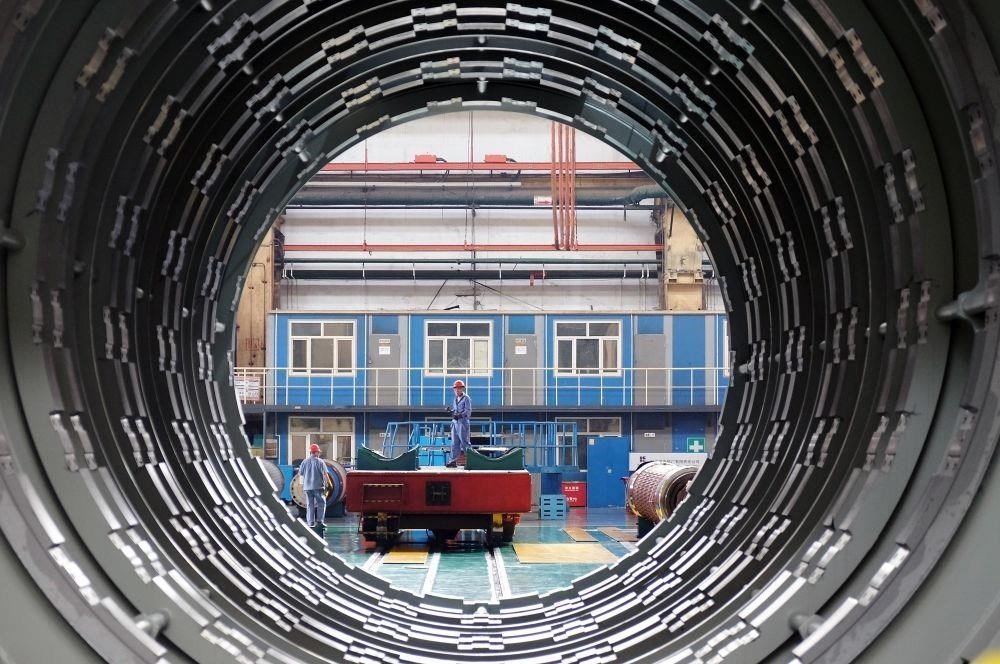 △2023年8月31日，工人在哈電集團(tuán)哈爾濱電機廠有限責(zé)任公司的水電分廠重型車間作業(yè)。