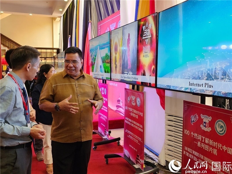 圖為菲律賓國(guó)家圖書館館長(zhǎng)阿德里亞諾參觀新時(shí)代中國(guó)圖片展。人民網(wǎng)記者樊帆攝