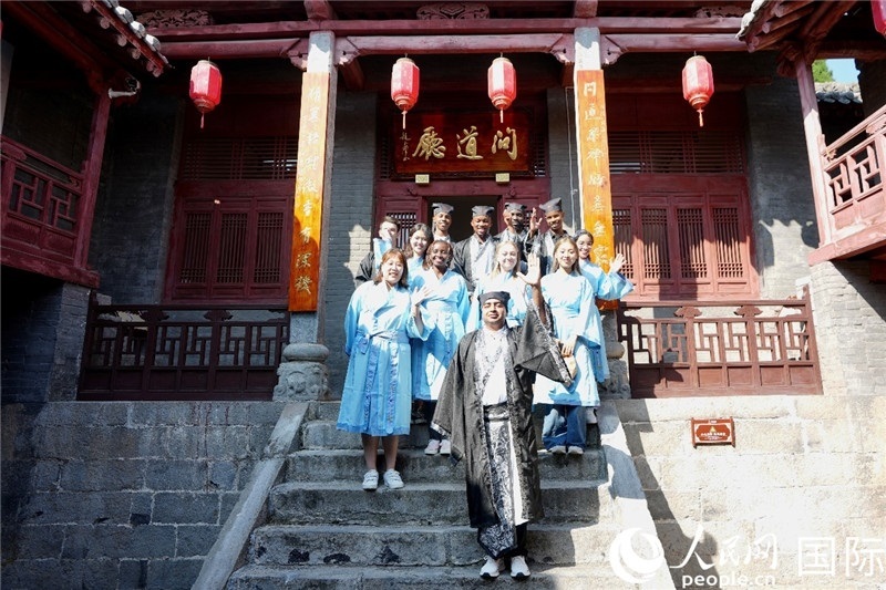 圖為選手們在海會書院內合影留念。人民網 盧鵬宇攝