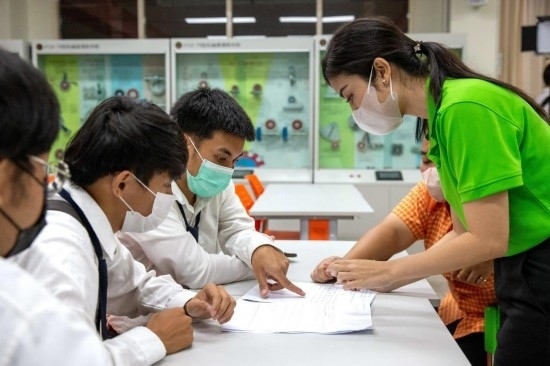 3月14日，在泰國大城府大城技術(shù)學(xué)院魯班工坊，教師（右一）給學(xué)生上課。新華社記者 王騰 攝