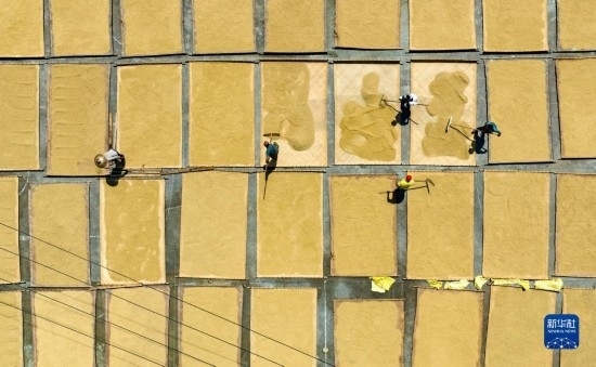 9月16日，在湖南省懷化市通道侗族自治縣萬佛山鎮(zhèn)溪上村，村民在晾曬稻谷（無人機照片）。