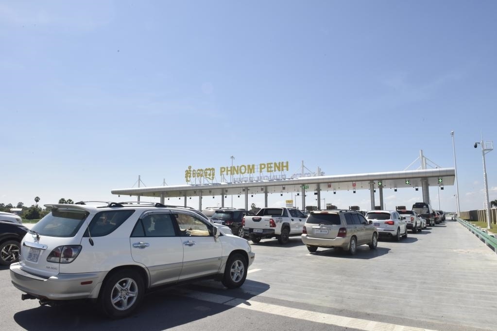 2022年11月7日，車輛在柬埔寨首都金邊的金港高速公路入口處排隊(duì)。金港高速公路連接柬埔寨首都金邊和該國最大深水海港西哈努克港。