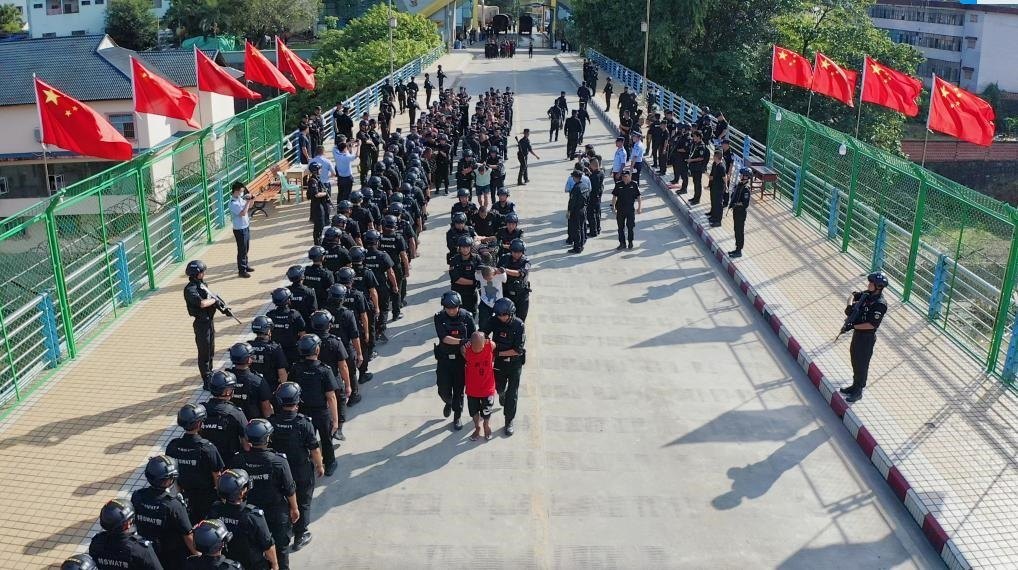 圖為涉詐犯罪嫌疑人移交我方。