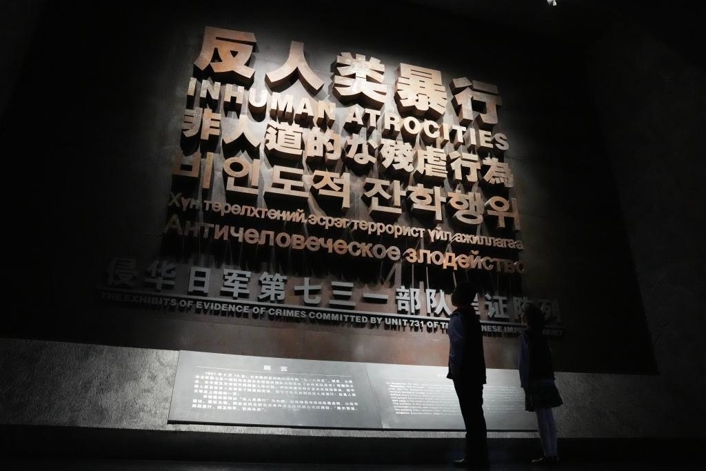 9月18日，青少年在侵華日軍第七三一部隊罪證陳列館內(nèi)參觀。新華社記者 王建威 攝
