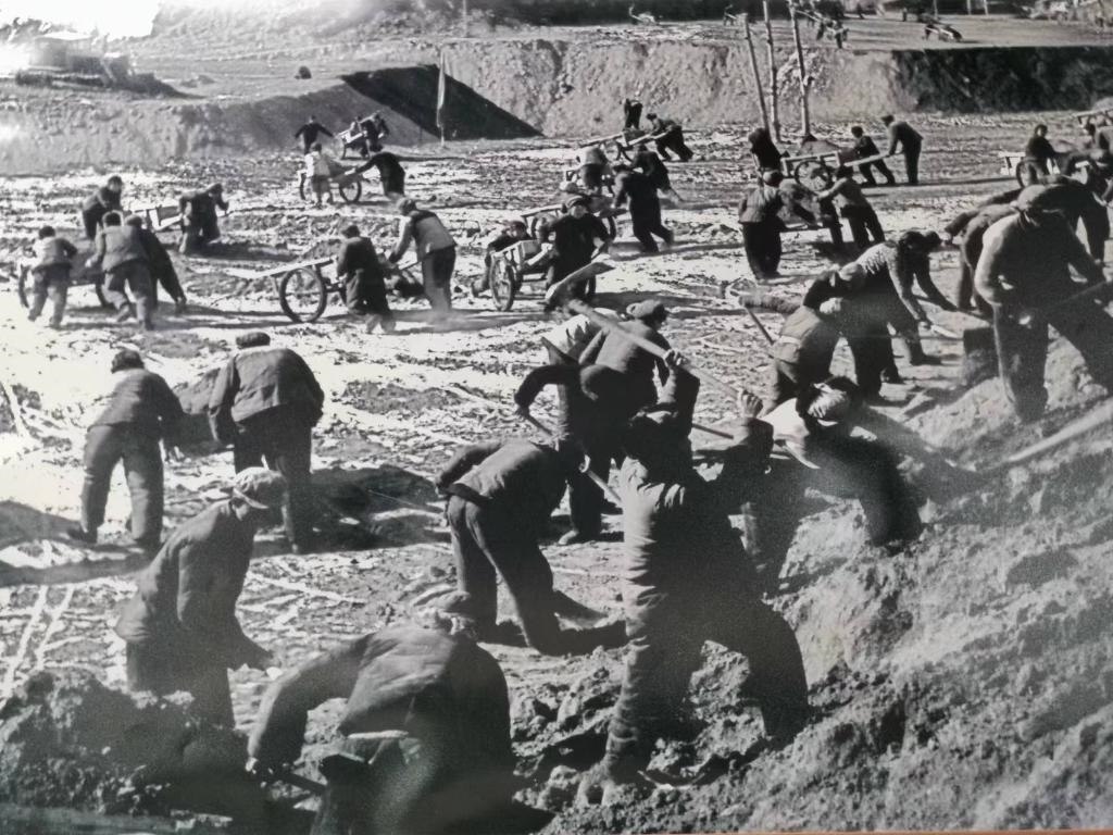 20世紀(jì)70年代，高西溝人治理水土流失場景。（資料圖片）